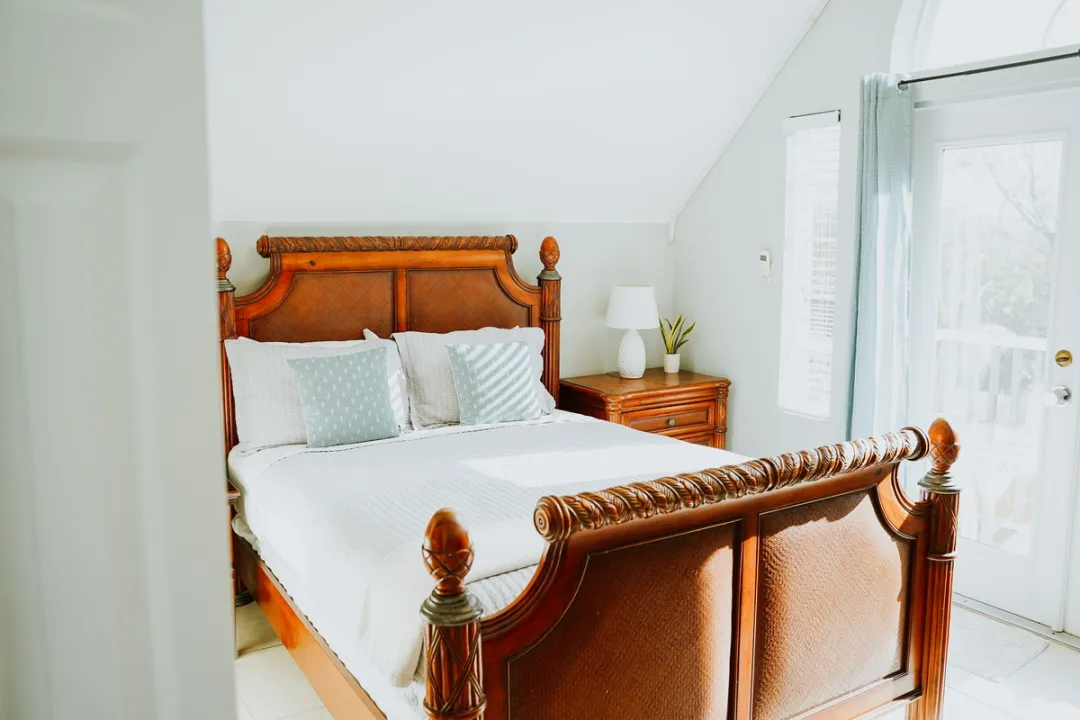 Shangri-La-Cayman-Islands-BougainVilliea-Room-Bed-Detail