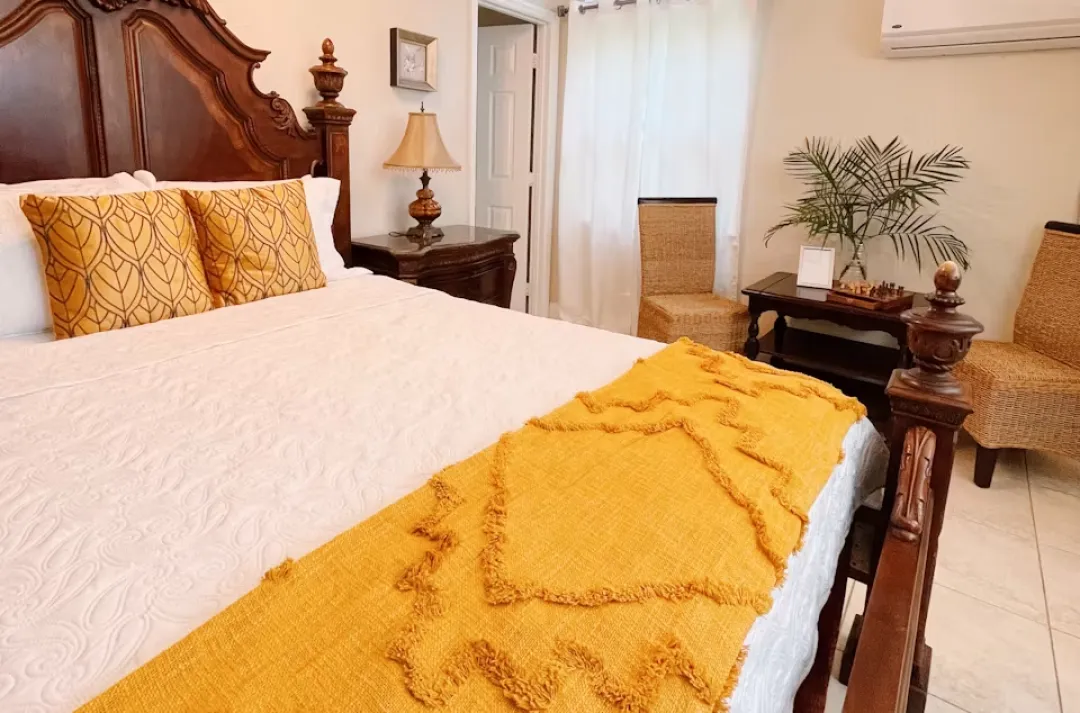 Shangri-La-Cayman-Poician-Room-King-Bed