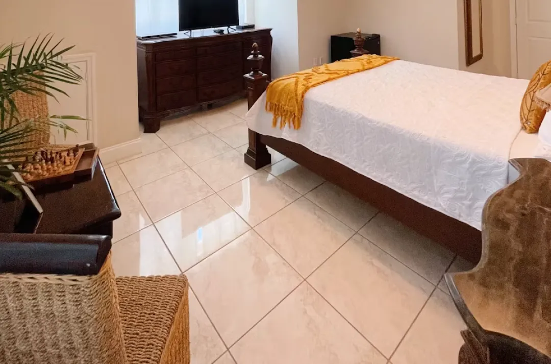 Shangri-La-Cayman-Poician-Room-Detail