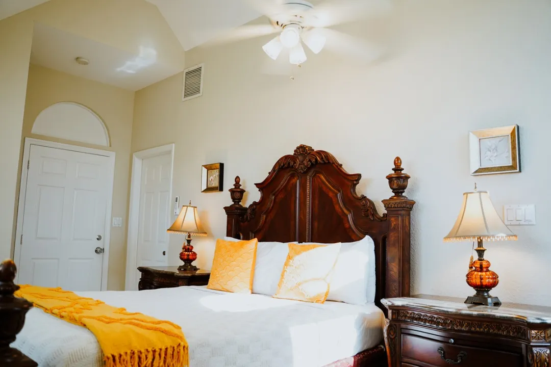 Shangri-La-Cayman-Poician-Room-Bed-Detail