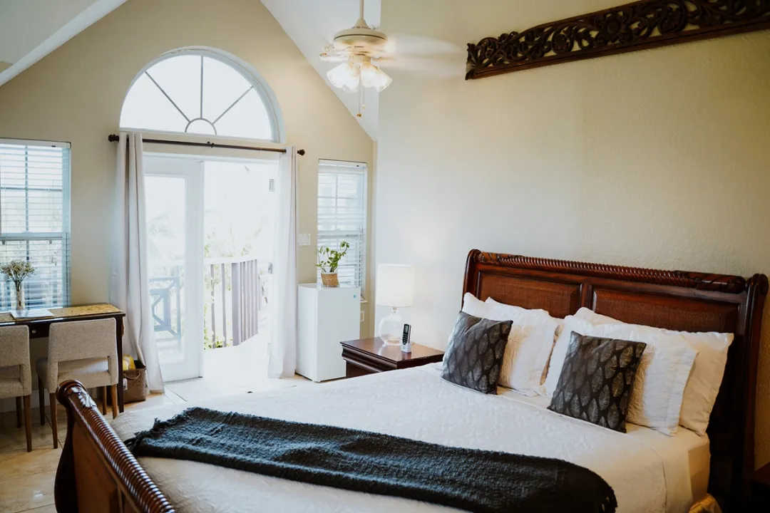 Shangri-La-Cayman-Islands-Banboo-Room-King-Bed