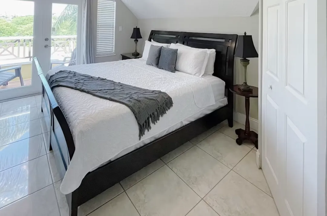 Shangri-La-Cayman-Islands-Travellers-Room-King-Bed