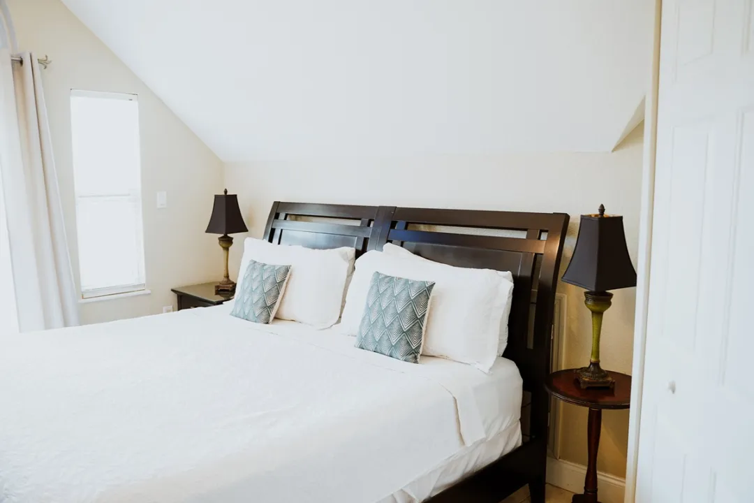 Shangri-La-Cayman-Islands-Travellers-Room-Bed-Detail