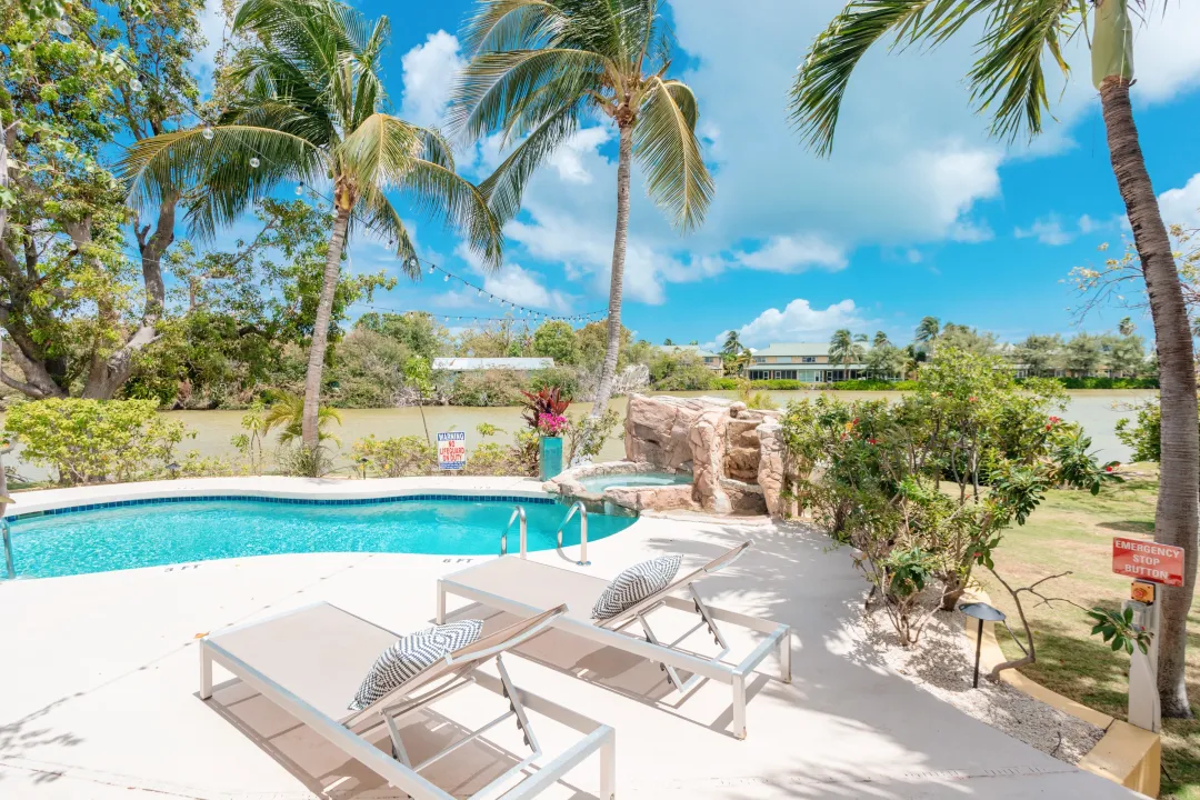 Shangri-La-Cayman-Islands-Pool-Chairs