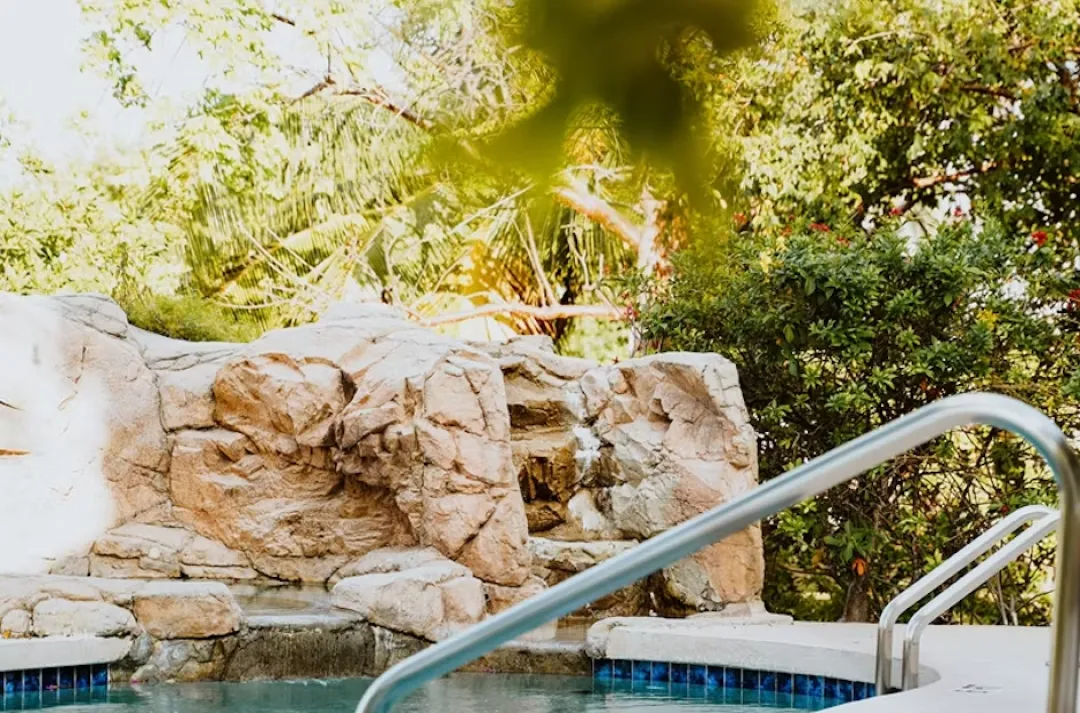 Shangri-La-Cayman-Islands-Pool-Rock-set-up