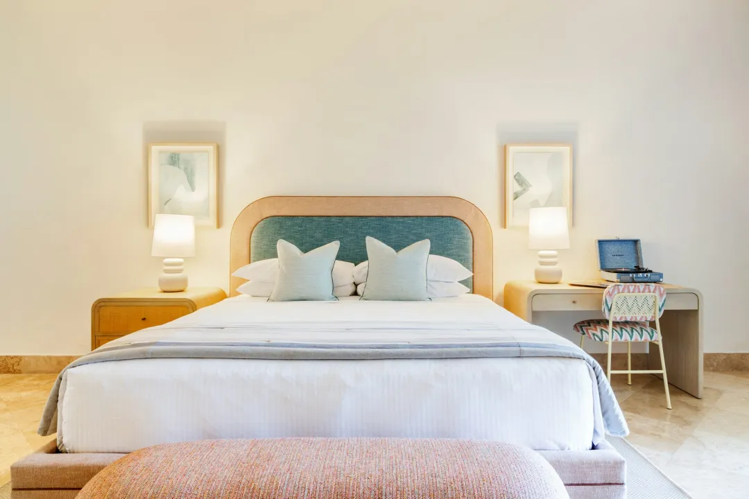 Grace-Bay-Club-Grace-Bay-Junior-Suite-Bed-Detail