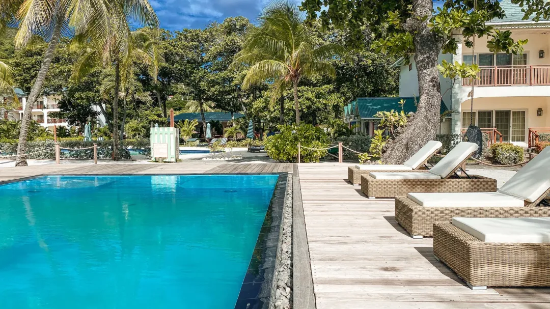 Bequia-Beach-Hotel-Pool-Beds