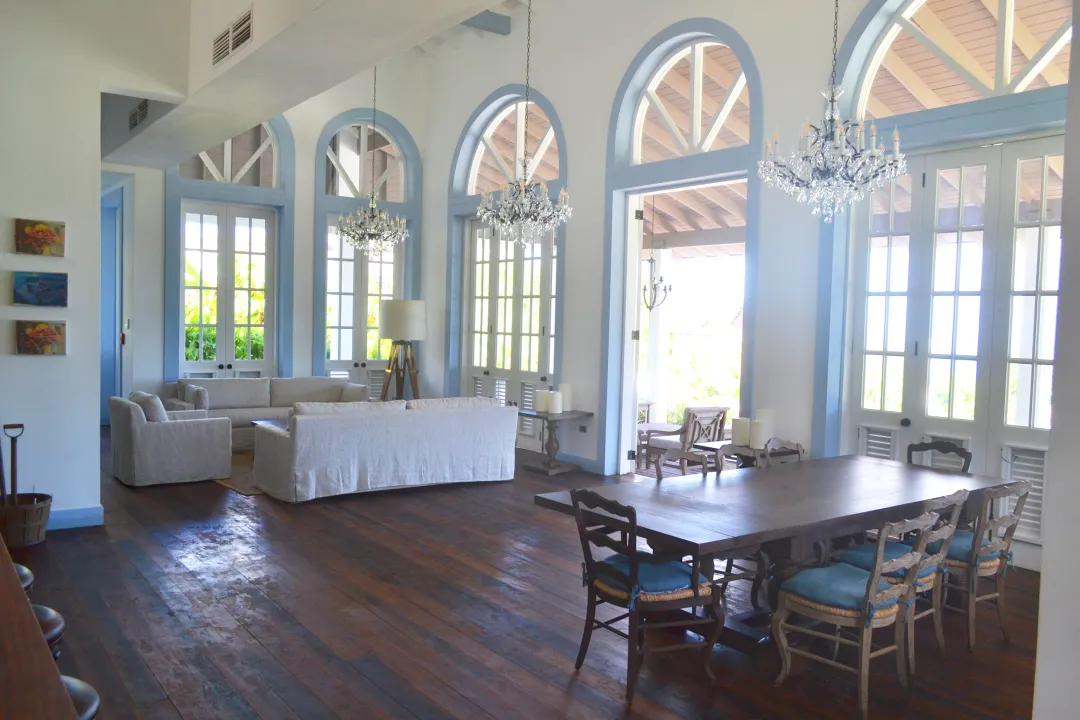 Belle Mont Sanctuary Resort - Luxury Farmhouse Cottage King -Living and Dining Area