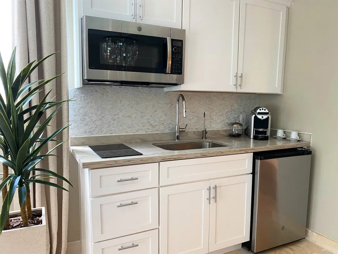 Sunset-Reef-Deluxe-Suite-Kitchenette