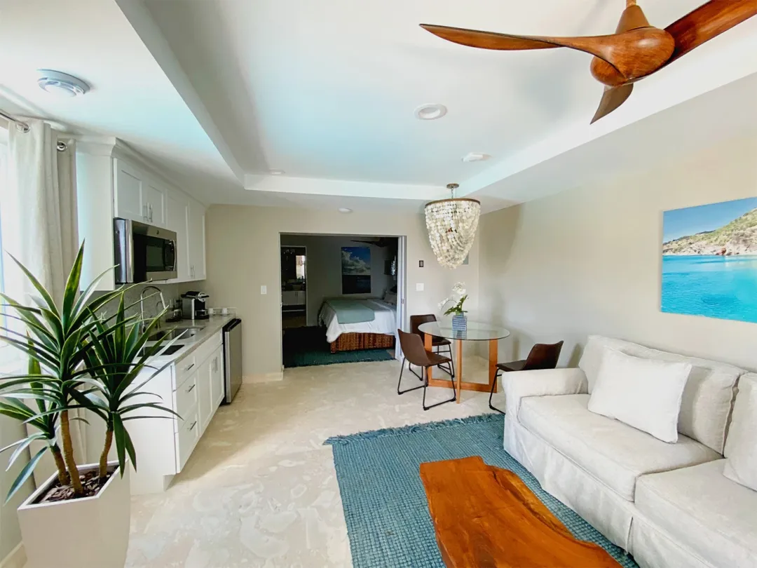 Sunset-Reef-Deluxe-Suite-King-Bed