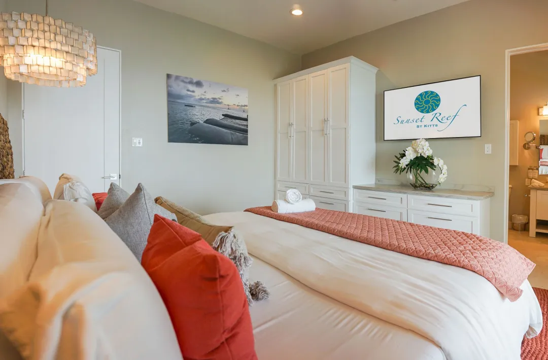 Sunset-Reef-Deluxe-King-Suite-Bed