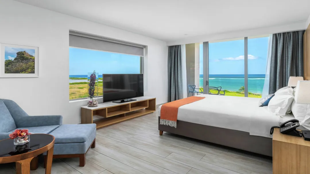 Koi-Resort-Oceanfront-View-Suite-King-Bed