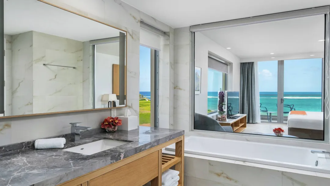 Koi-Resort-Oceanfront-View-Suite-Bathroom