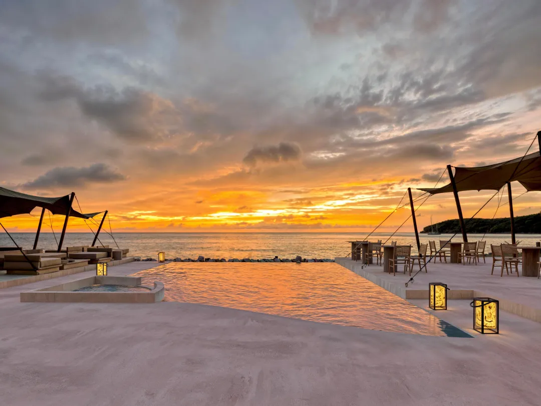 Chatham-Bay-Tenuta-Pool-at-Sunset