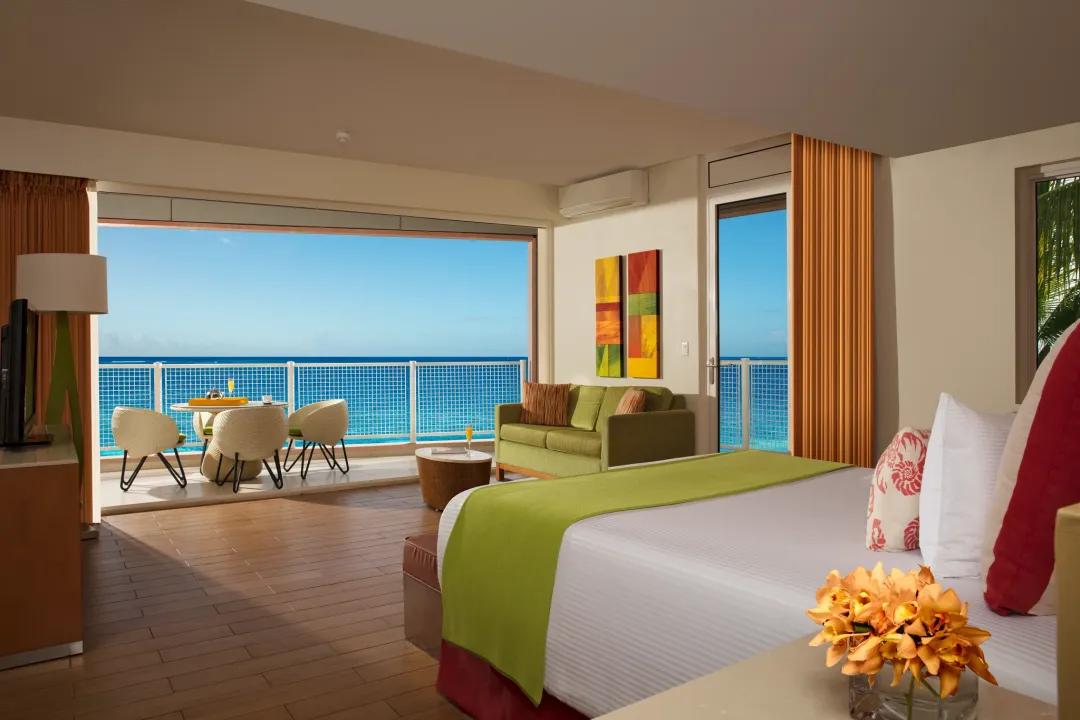 Sun Club Honeymoon Junior Suite - Bedroom with Sea View