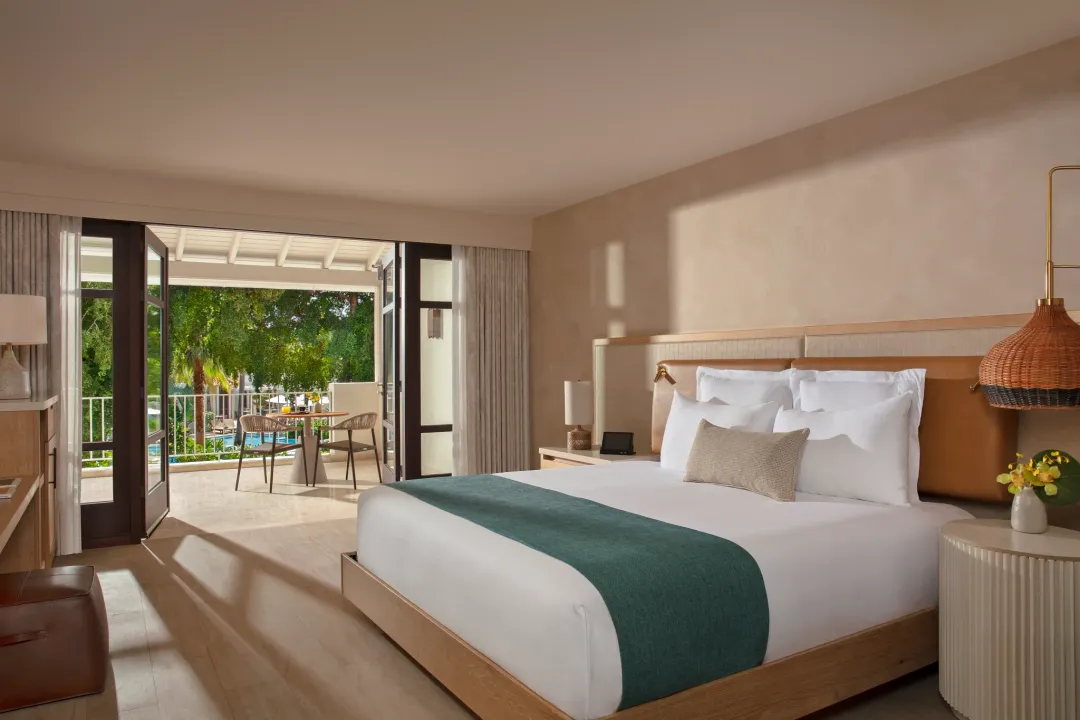 Junior Suite Pool View - Bedroom