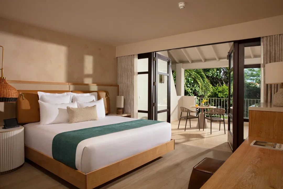 Junior Suite Tropical View - Bedroom with Balcony Lounge