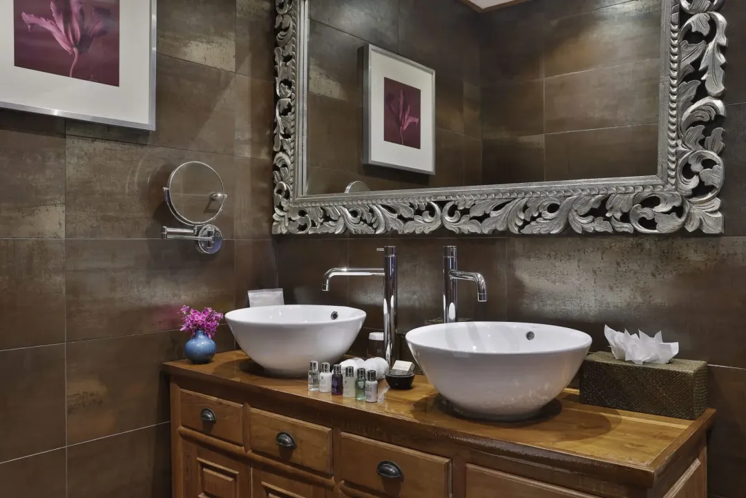 Colonial Room - Bathroom