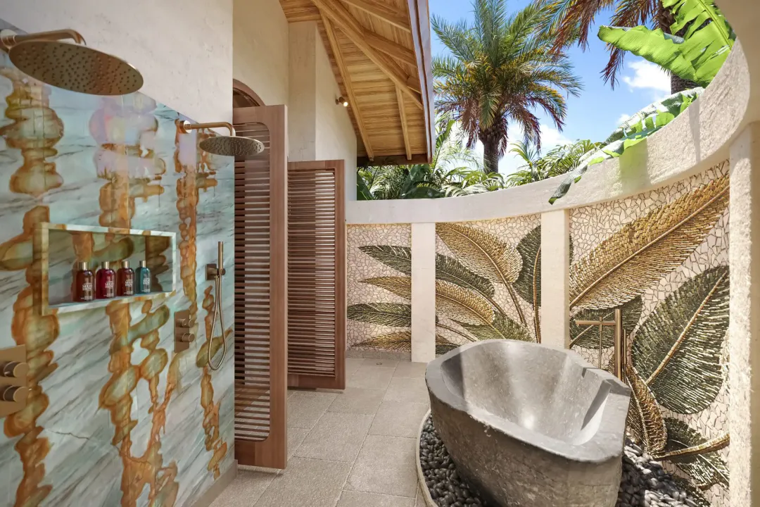 Oceanfront Pool Suite - Outdoor Shower