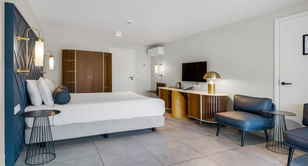 Deluxe Guest Room - Bedroom