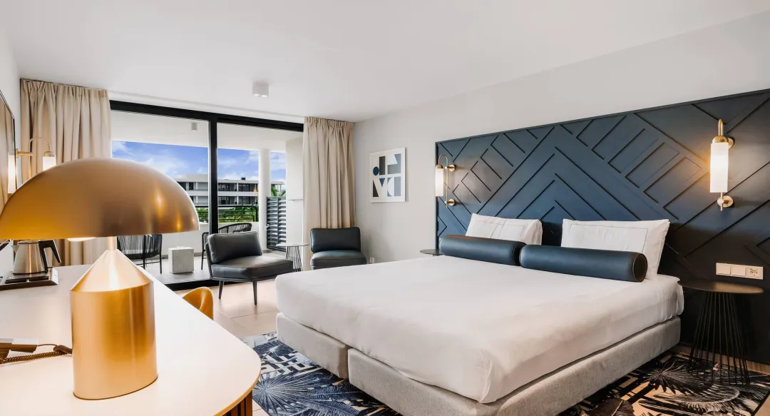 Deluxe Partial Ocean View Room - King Bed