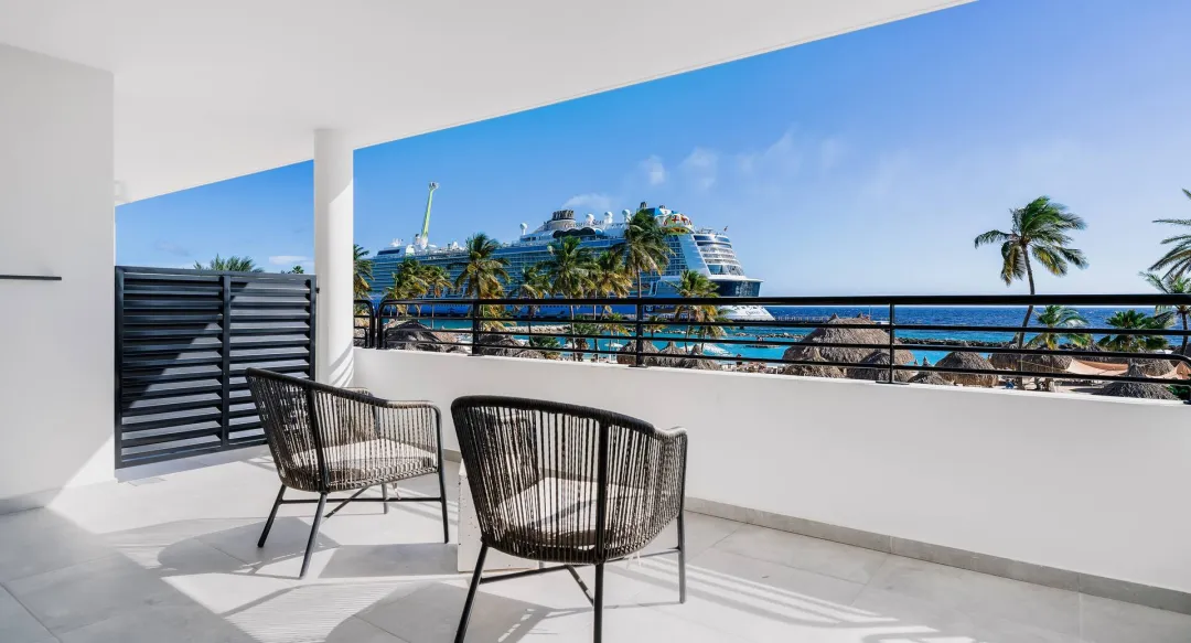 Deluxe Oceanfront Room - Balcony Lounge