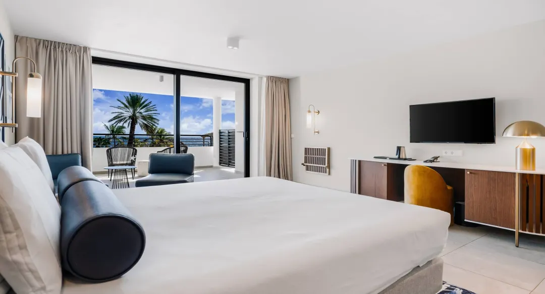 Deluxe Oceanfront Room - Bedroom with View
