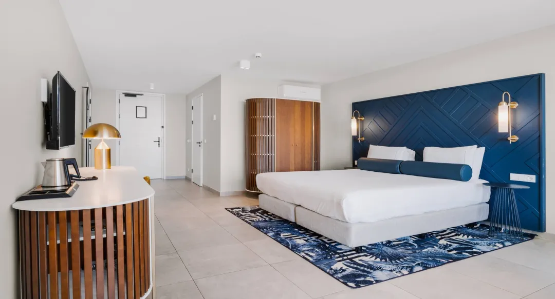 Deluxe Oceanfront Room - Bedroom