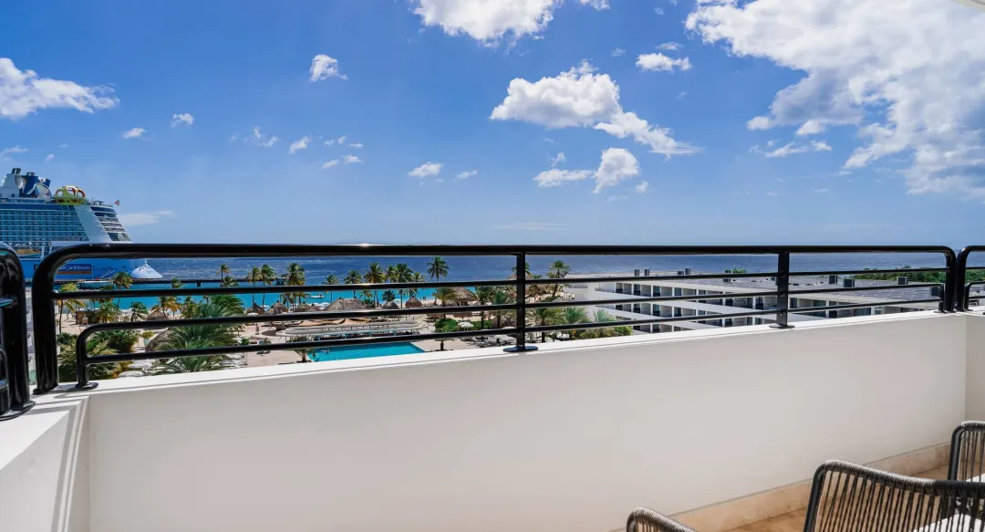 Oceanview Suite - Balcony Lounge