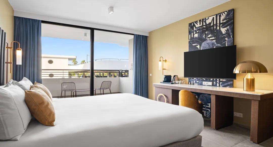Deluxe Room - King Bed With View