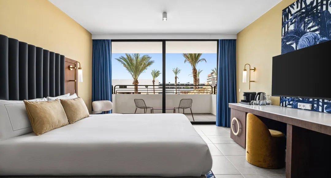 Deluxe Partial Ocean View Room - Bedroom View