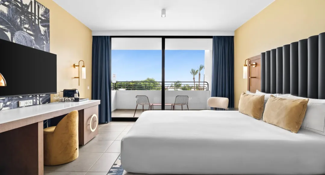 Deluxe Cruiseship Ocean View Room - Bedroom View