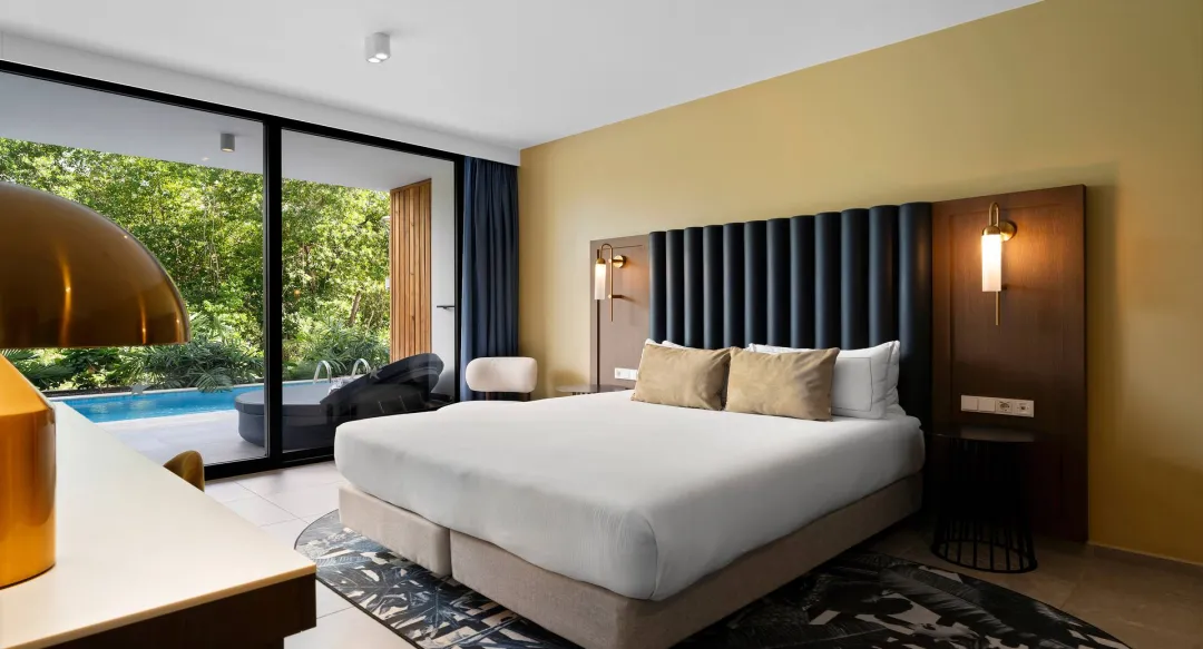 Deluxe Swim-up Room - Bedroom