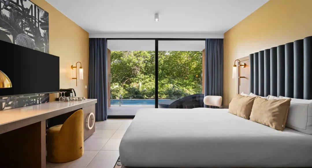 Deluxe Swim-up Room - Bedroom View
