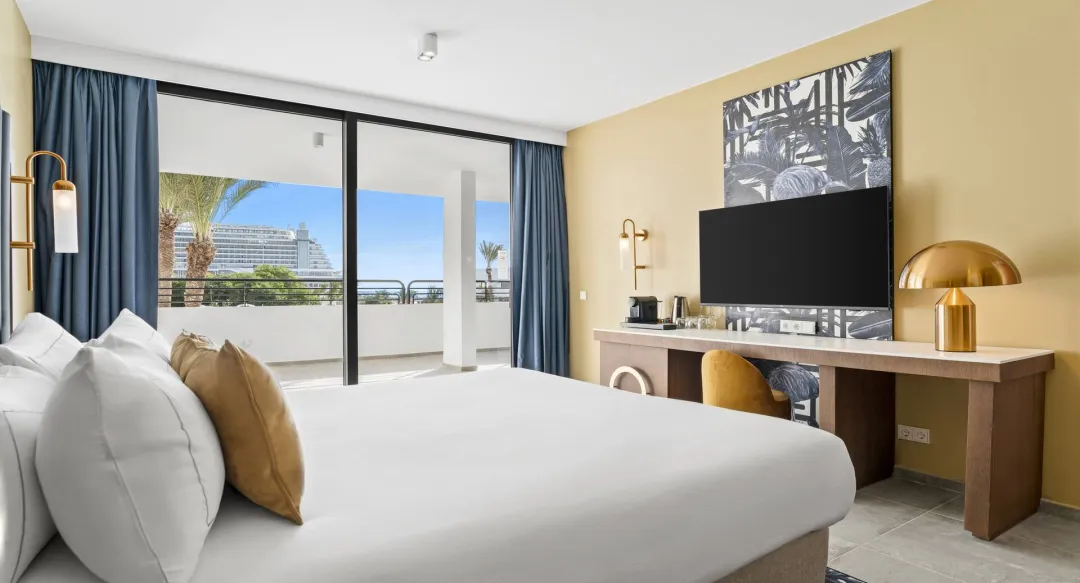 One Bedroom Suite Cruise Ocean View - Bedroom