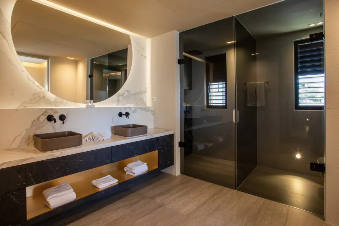 Beachfront Two Bedroom Luxury Apartment @ The Shore - Bathroom