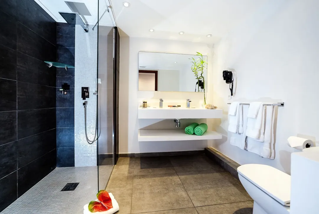 Odysseys Travel - Le Petit Hotel - Oversized Deluxe Studio - Bathroom