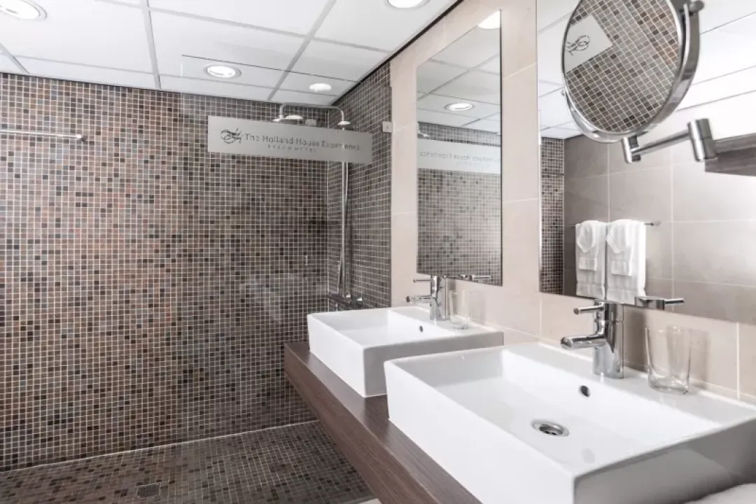 Odysseys Travel - Holland Beach House Hotel - City View - Bathroom