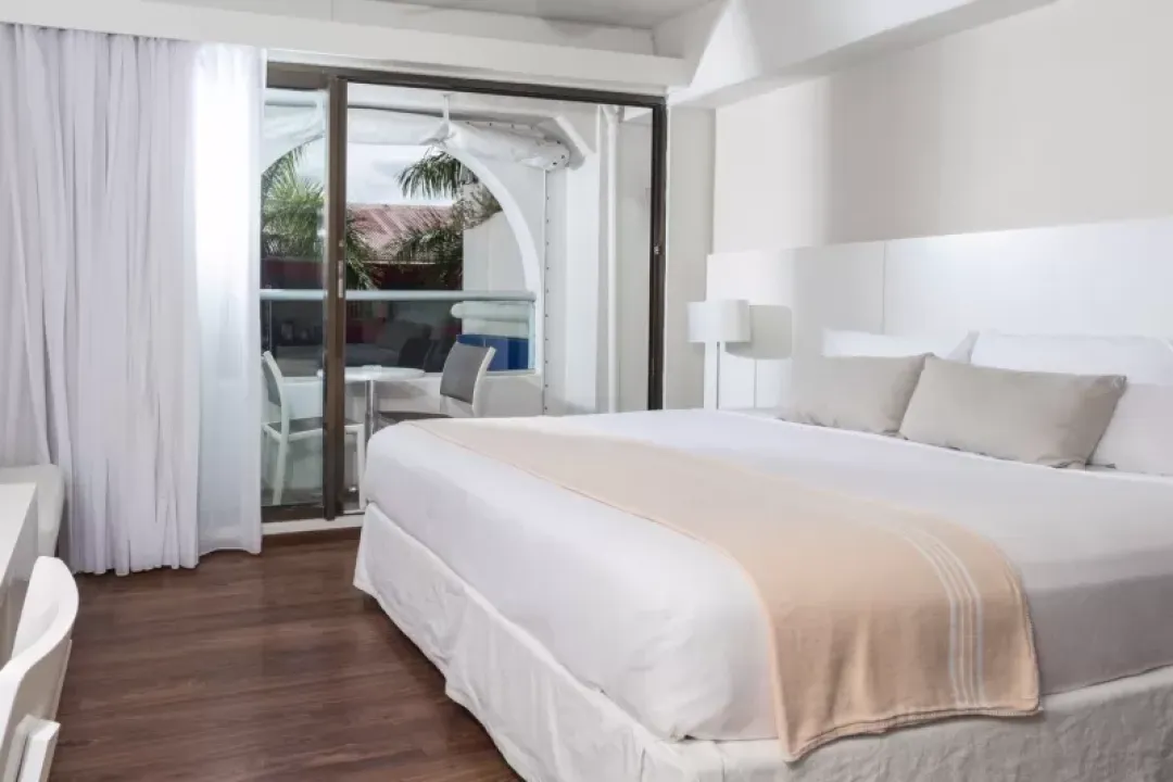 Odysseys Travel - Holland Beach House Hotel - City View - Bedroom