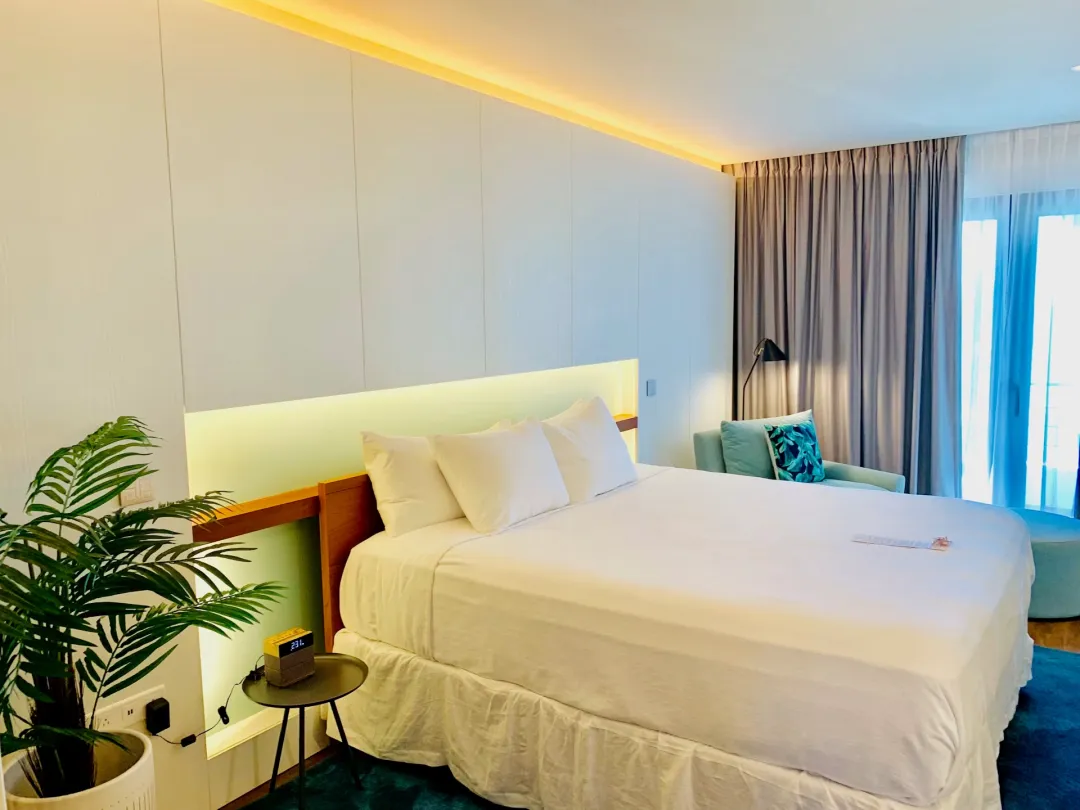 Odysseys Travel - Holland Beach House Hotel - Executive Beach View - Bedroom