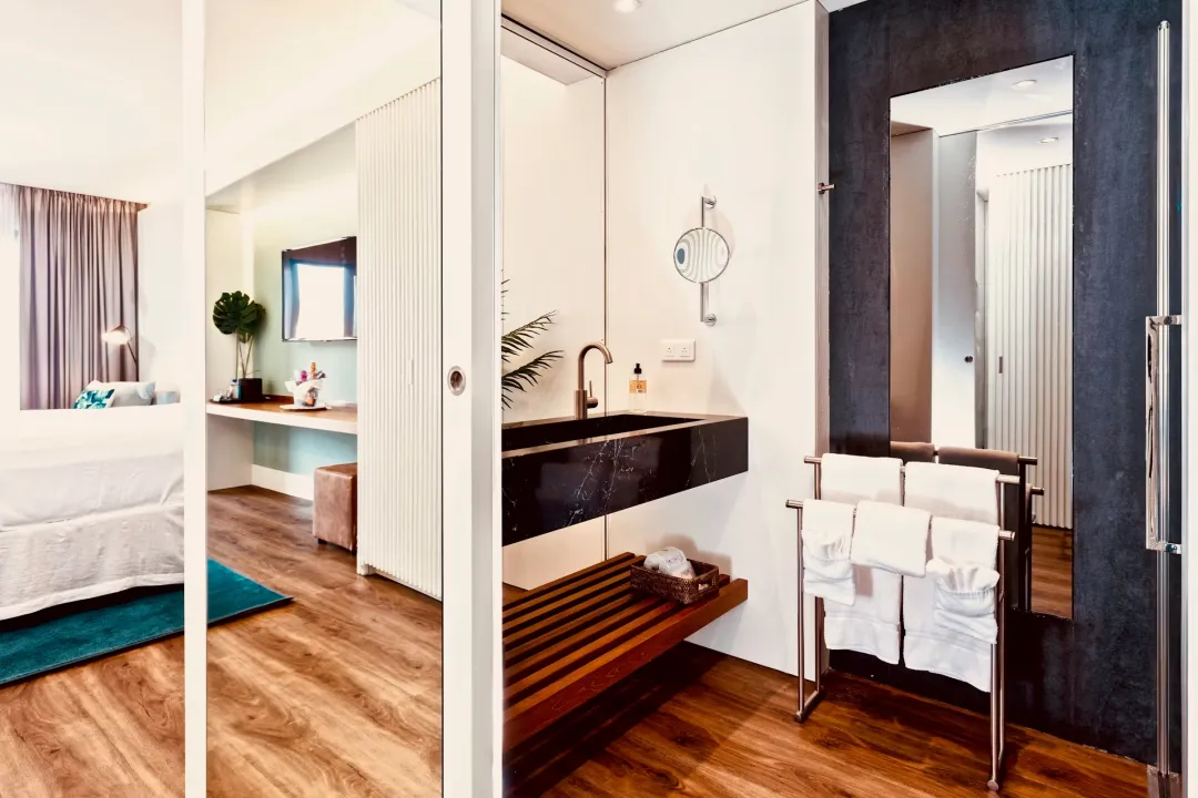 Odysseys Travel - Holland Beach House Hotel - Executive Beach View - Bathroom