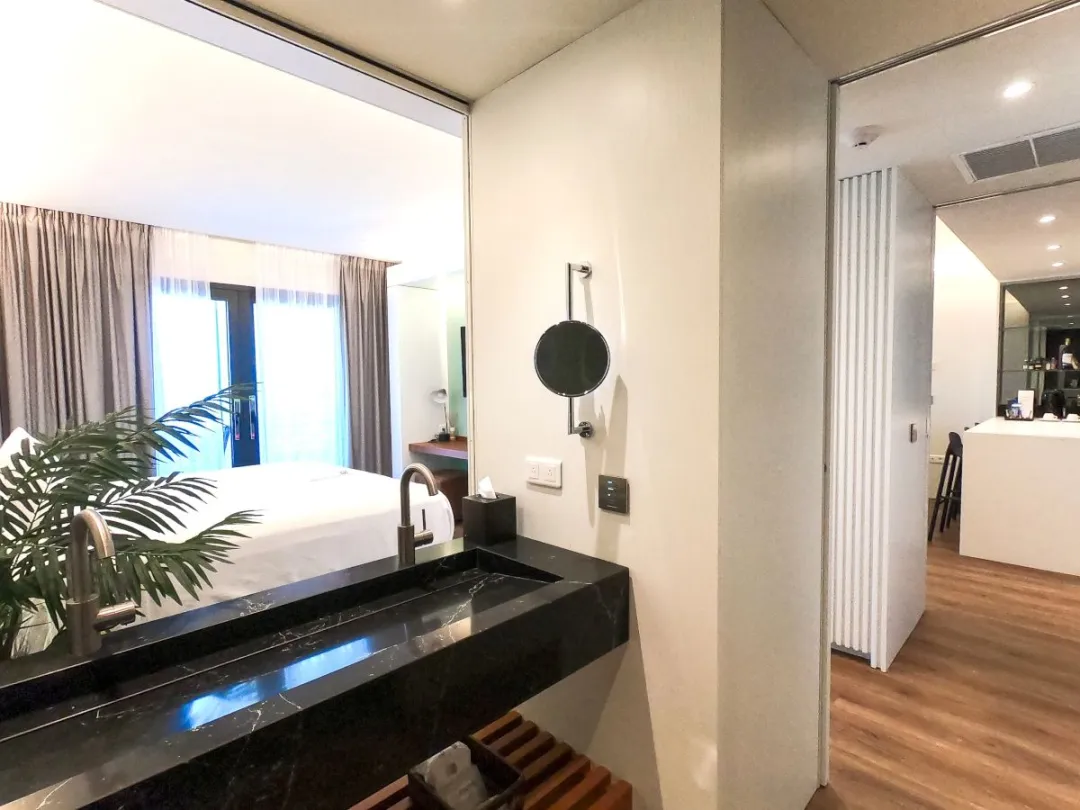 Odysseys Travel - Holland Beach House Hotel - Royal Suite - Bathroom