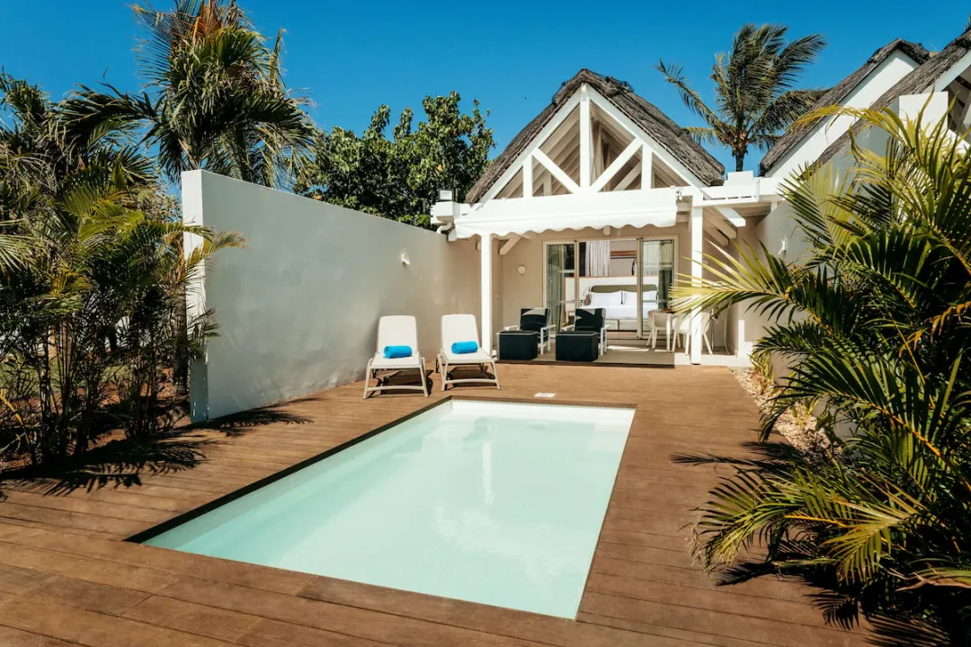 Beachfront Junior Suite with Pool - Pool View