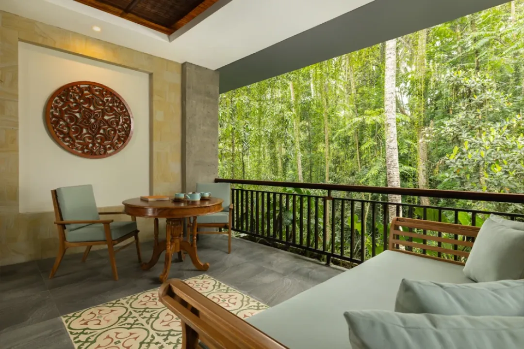 River Suite - Balcony Lounge With View