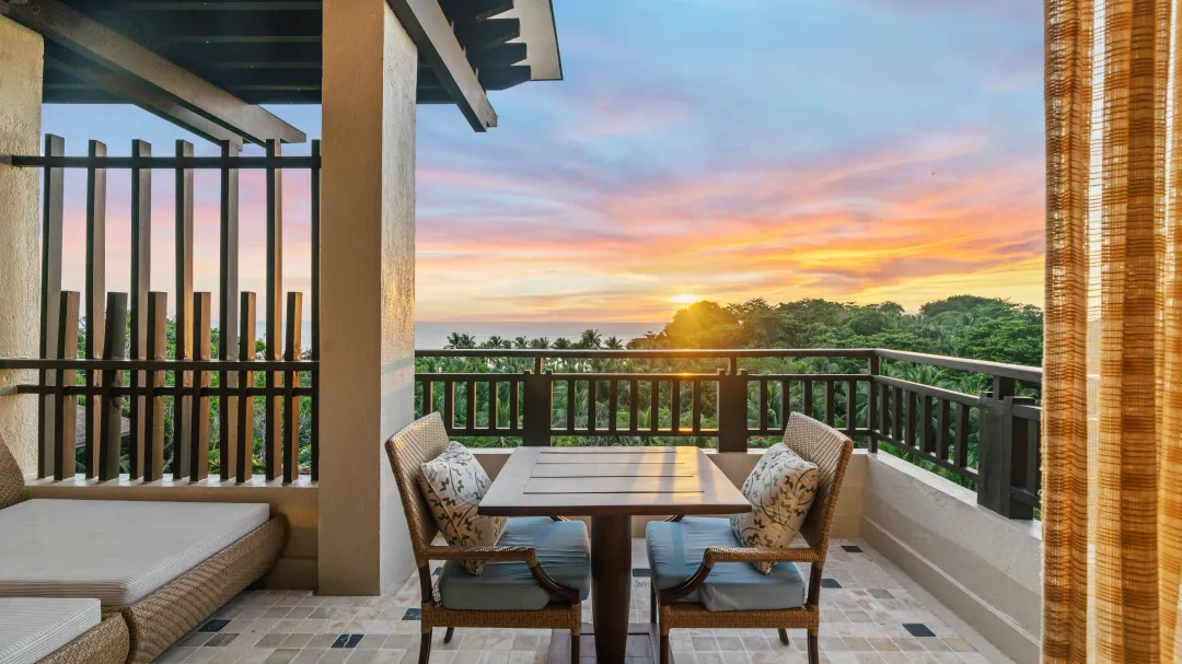 Deluxe Vista Room - Balcony Lounge With View