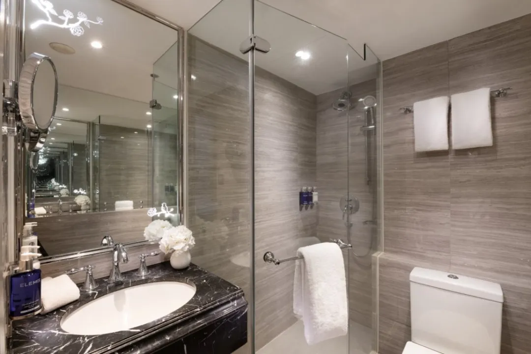 Dorset-Wanchai-Guest-Room-Bathroom