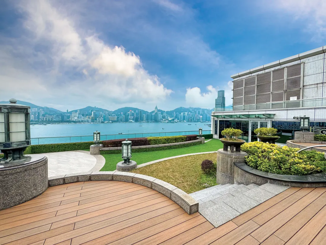 Harbour-Plaza-Metropolis-Deck