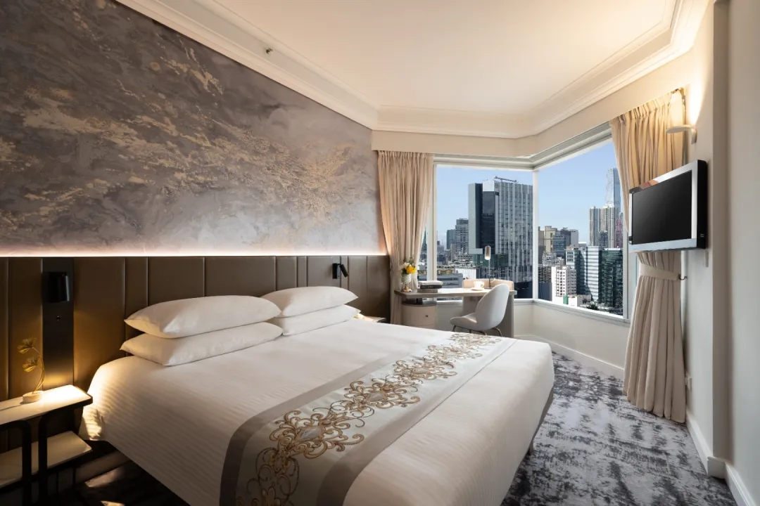 Harbour-Plaza-Metropolis-Superior-Room-King-Bed