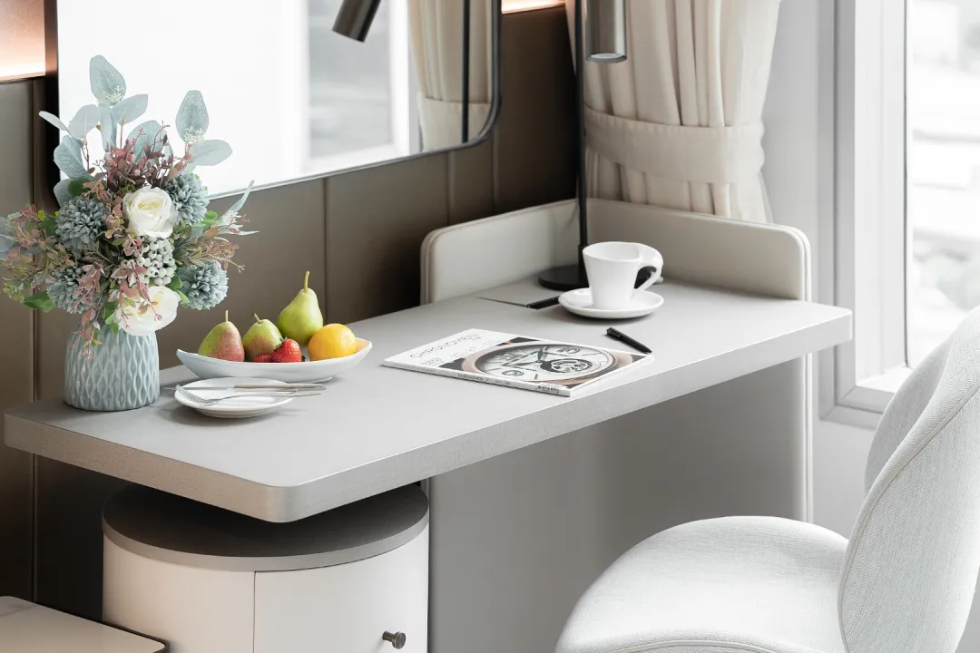 Harbour-Plaza-Metropolis-Deluxe-Room-Desk