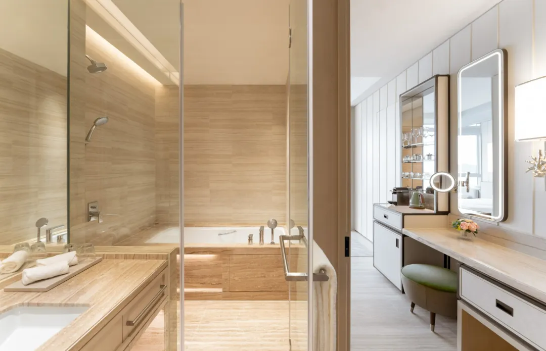 Fullerton-Ocean-Park-Hotel-Grand-Oceanfront-Room-Bathroom